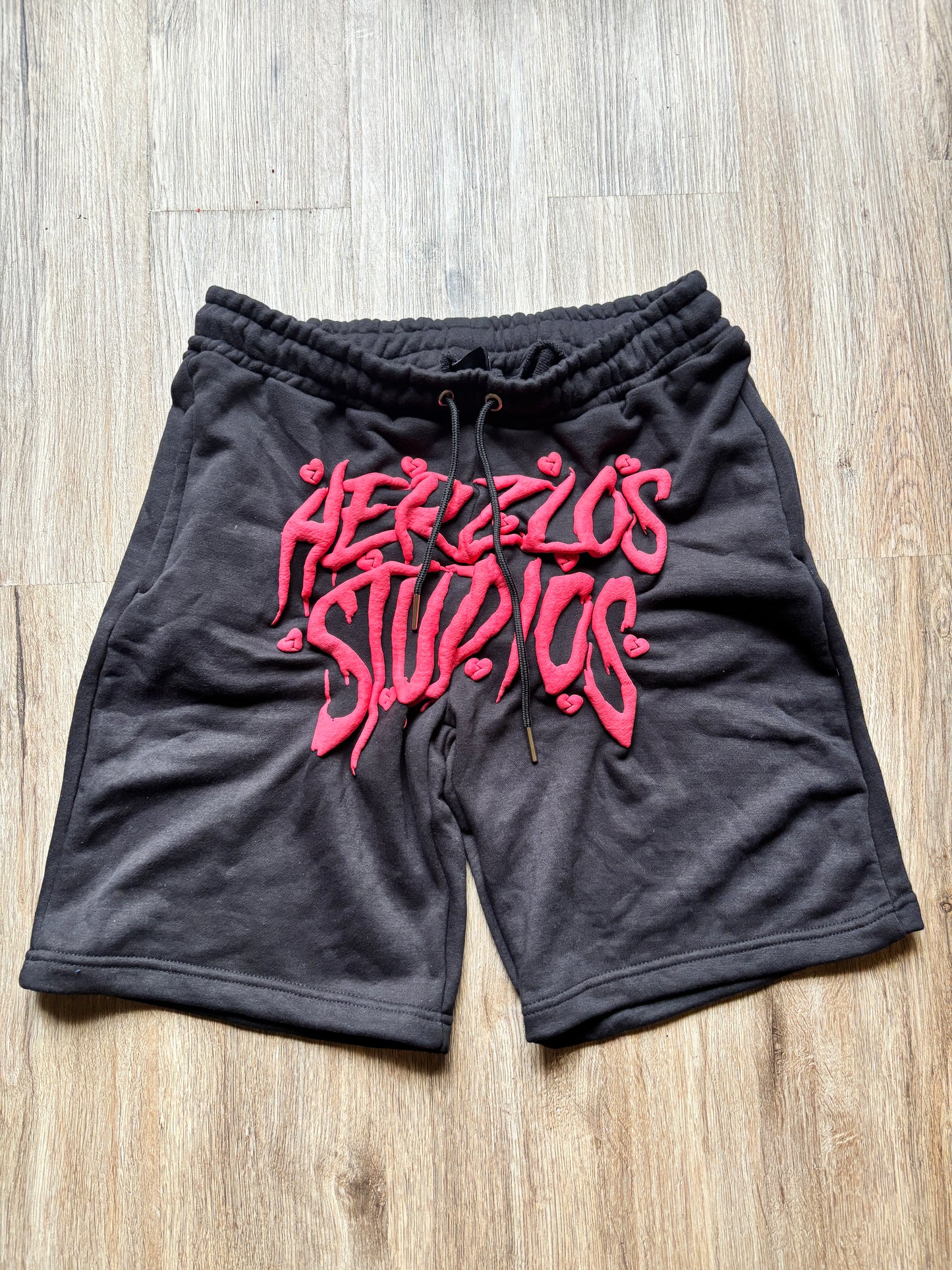 HERZLOS HEARTBROKEN SHORTS (BLACK & RED)